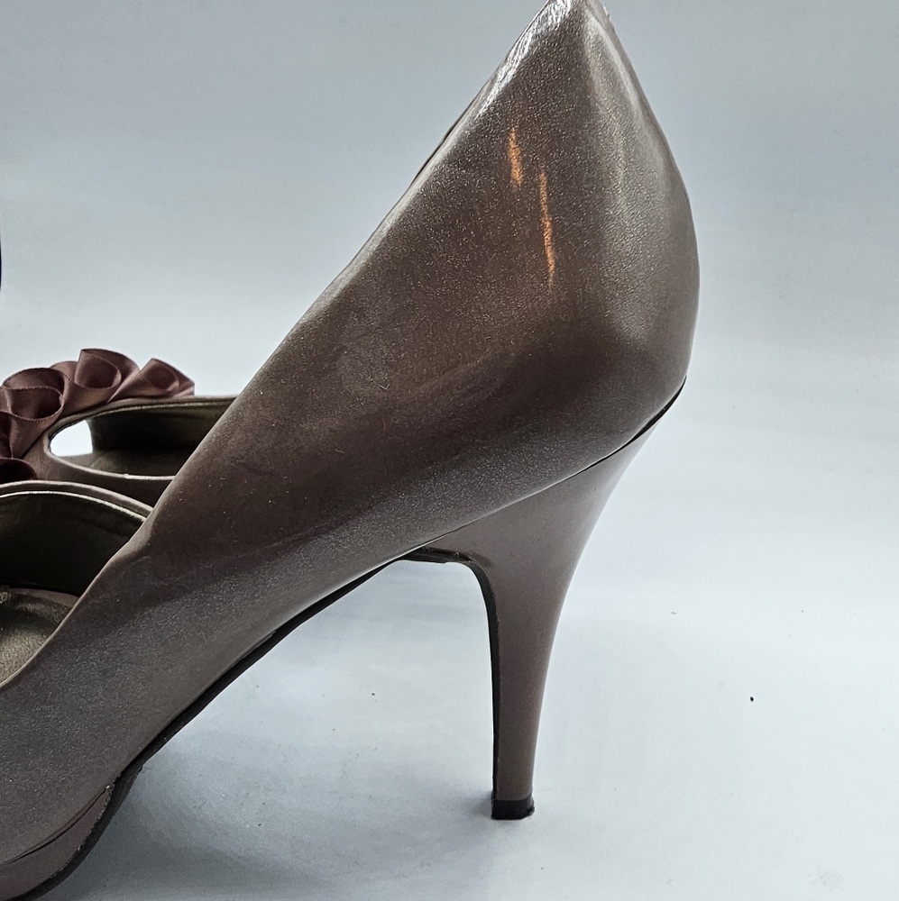 Carlos Santana "Pretty" Bronze Brown Ruffle Peep-Toe Heels - Picture 4 of 14